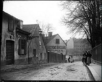 Eriksbergsgatan (i sin gamla sträckning) västerut.