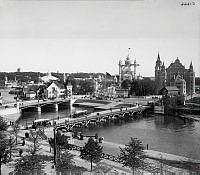 Utsikt över 1897 års utställningsområde på Djurgården. Längst t.v. Djurgårdsbron och närmast den tillfälliga bron till området sett från Strandvägen.