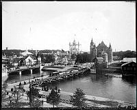 Utsikt över 1897 års utställningsområde på Djurgården. Längst t.v. Djurgårdsbron och närmast den tillfälliga bron till området sett från Strandvägen.