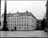 Indebetouska huset, Slottsbacken 2. Källargränd t.h.