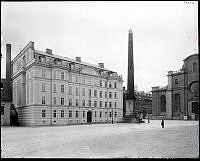 Hovförvaltningens hus, det s.k. Indebetouska huset, Slottsbacken 2 t.v. Storkyrkan t.h.