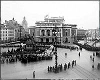 Gustav Adolfs Torg vid firandet av Gustav II Adolfs dödsdag. I fonden Operan.