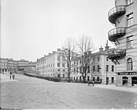 Fredrikshovsgatan. Närmast Storgatan och Fredrikshov slott t.h. I fonden Garnisonen.