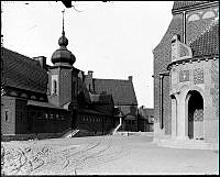 Engelbrektskyrkan med pastorsbostället t.v., från Östermalmsgatan