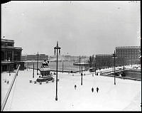 Utsikt över Gustav Adolfs Torg. T.v. Operan och i fonden t.h. slottet.