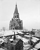 Skånegatan 112 från öster med Sofia kyrka i bakgrunden.