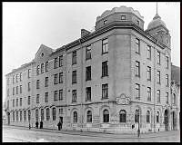 Polis- och Brandstationen i kvarteret Råttan på Södermalm. Bilden från ca 1905 visar båda stationerna, t.v. Polisstationen vid Rosenlundsgatan 1 och t.h. Brandsstationen vid Krukmakargatan 22