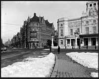 Nybroplan framför Dramatiska Teatern t.h. T.v. i fonden Birger Jarlsgatan.