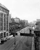 Kungsgatan västerut från Norrlandsgatan 1911. I fonden bron över Regeringsgatan.