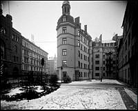 AB Hemgårdens bostadskomplex vid Östermalmsgatan. T.h. Hemgårdens hus och t.v. Frälsningsarméns tempel.