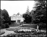 Villa med trädgård.