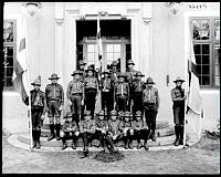 Scoutbesök på Lövsta slott uppställt på trappan för fotografering