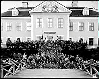 Scouter på besök vid Lövsta slott uppställda för fotografering.