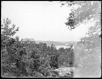 Vy över Mälaren och Gustaf Retziius villa Sagatun, Brådstupsvägen 27 i Hägersten till vänster.