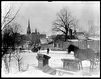 Åkarstation vid Engelbrektsgatan vintertid. I bakgrunden Johannes kyrka.