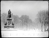 Staty av Carl von Linné i Humlegården.