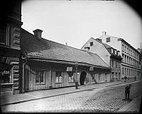 Skepparegatan 27. Knivslip vid trottoarkanten.