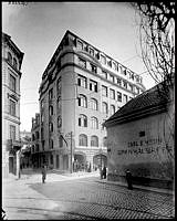 Ateneum för flickor i hörnhuset vid Stora Badstugatan 26-28 (nuvarande Sveavägen 48). Närmast Adolf Fredriks Kyrkogatan.