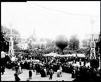 Ballonguppstigning på Allmänna konst- och industriutställningen på Djurgården 1897. Förare av ballongen är dansken Johannessen.