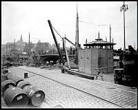 Skeppsbron, Skeppsbrokajens södra ände vid Slussen.