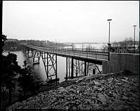 Stora Essingebron från Stora Essingen. I bakgrunden Lilla Essingen.