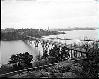 Stora Essingebron, sedd från Stora Essingen. I bakgrunden Lilla Essingen. T.h. gamla bron.