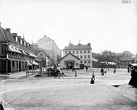 Nytorget mot öster med en saluhall i hörnet av torget. T.v. Skånegatan 79. Vita Bergen i bakgrunden.