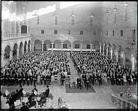 Medaljtutdelning i Blå hallen, Stadshuset, Hantverkargatan 1. Framför stora trappan: Prinsessa Sibylla, Kung Gustaf VI Adolf och Prins Bertil. På 4:e raden t.v. bl.a. statsminister Tage Erlander.