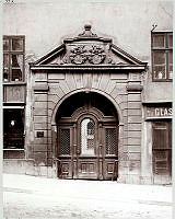 Louis de Geers palats, Götgatan 16, portal