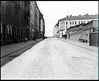 Hälsingegatan norrut, t.v.  kv. Rosen och t.h. kv. Resedan samt kv. Jasminen med Gustav Vasa Folkskola.