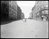 Torsgatan norrut, på den korsande Karlbergsvägen passerar en spårvagn.