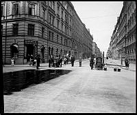 Hörnet av Västmannagatan och Rådmansgatan. Gatuarbeten, läggning av asfalt.