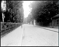 Drottninggatan norrut mot Observatorielunden. T h kv. Kungsstenen med Spökparken.