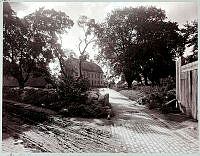 Forna kyrkogården vid Danviks Östra Kyrkogårdsgränd. Utsikt från Tegelviksgatan mot söder.