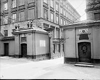 Södra porten till Klara kyrkogård fotograferad ut mot Klara Södra Kyrkogata.