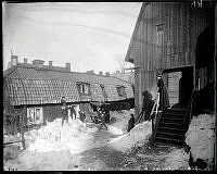 Snöbollskrig på gården vid Stigbergsgatan 23. Gatuhuset t.h. Gårdshuset revs på 1930-talet.