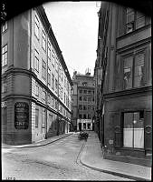 Salviigränd från Myntgatan, i fonden Västerlånggatan.