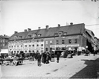 Vy österut över torghandel på Hötorget mot kvarteret Hästhuvudet. Till höger Oxtorgsgatan.