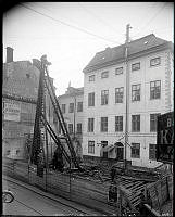 Lilla Nygatan 19. Byggnaden i hörnet av Lilla Nygatan-Schönfeldts gränd riven. Pålning för nybyggnation bakom Schönfeldtska huset.
Lilla Nygatan nummerändrad 19 = 13