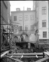 Gårdsfasaden till Stora Nygatan 28. T. h. skymtar Schönfeldtska husets gårdsfasad.
Lilla Nygatan nummerändrad 19 = 13.