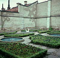 Planteringar, fontäner och svanskulptur i parken vid Glasbruksklippan, nuvarande Glasbrukstäppan.