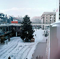 Sergelgatan mot Hötorget. Varuhusen PUB och Tempo, Konserthuset.