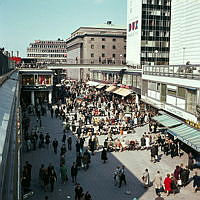 Från andra gångbron över Sergelgatan mot Hötorget.