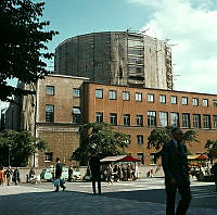 Spelbomskans Torg. Renoveringsarbete av Stadsbiblioteket, som delvis är täckt av presenningar.