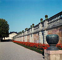 Plantering i Drottningholmsparken. Drottningholms Slottsteater i fonden.