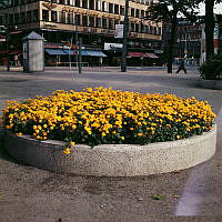 Plantering i Kungsträdgårdens nordöstra hörn. Vy mot Citypalatset.