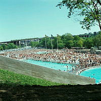 Eriksdalsbadet och Skanstullsbron sedda från nordöstra hörnet av Eriksdalslundens koloniområde.