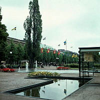 Utställningsmonter och dammar med fontäner i norra Kungsträdgården. Vy mot allén vid Kungsträdgårdsgatan.