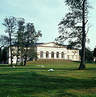 Drottningholmsteatern; västra fasaden. Betande svanar i trädgården.