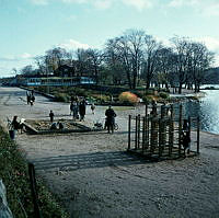 Källhagen; lekplatsen, blomsterträdgården och värdshuset.